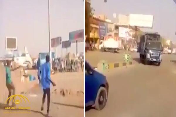 شاهد .. لحظة هروب الشرطة السودانية من متظاهرين بعد رشقهم بالحجارة