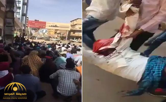 شاهد : متظاهرون  يتوجهون لقصر  البشير  .. والشرطة السودانية تقابلهم بالغاز والطلقات المطاطية
