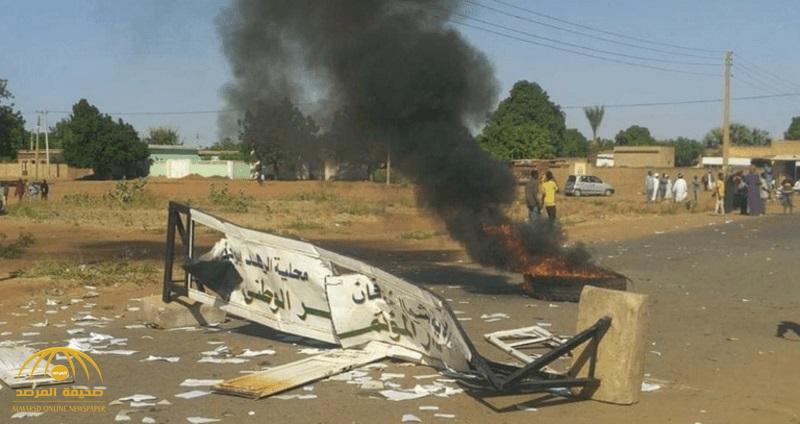 السودان.. تجدد التظاهرات وحرق مقر للحزب الحاكم - فيديو