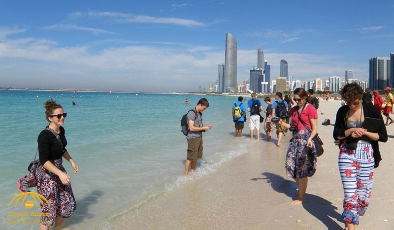 صورة لامرأة على شاطىء في الإمارات تكلفها 40 ألف دولار !