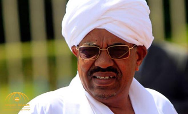 أحد حراس الرئيس السوداني يعتدي على وزير في بلاده  ويشج رأسه بماسورة  والبشير يتدخل!