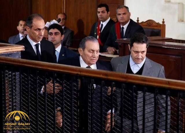 شاهد بالفيديو :  لحظة دخول مبارك قاعة المحكمة يسير على قدميه!