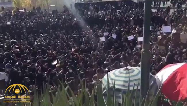 بعد مقتل 10 من زملائهم .. شاهد طلاب يشعلون طهران بمظاهرات ضخمة