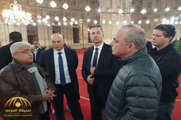 شاهد: وزير إسرائيلي يزور مسجد "محمد علي" في مصر ويلتقط الصور بداخله !