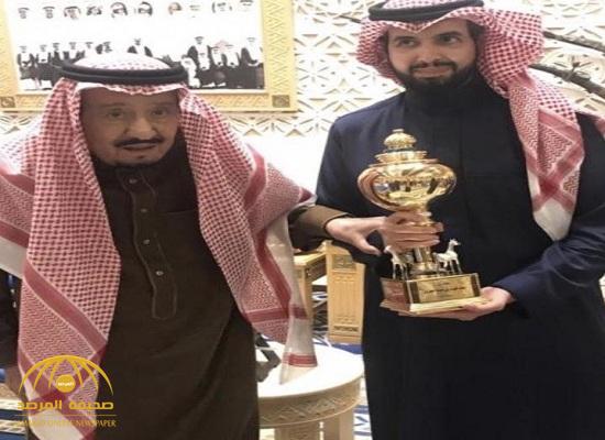 شاهد.. " خادم الحرمين" مع ابنه "سعود" بعد فوز الفرس مجتاحة بكأس الملك فهد