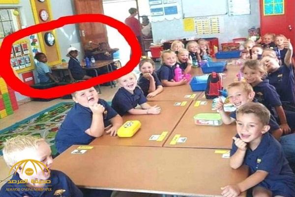 قصة صورة لأطفال داخل فصل مدرسي تحدث  ضجة كبرى في جنوب إفريقيا!