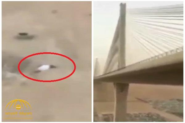 شاهد بالفيديو.. شاب ينتحر بإلقاء نفسه من أعلى الجسر المعلق بالرياض!