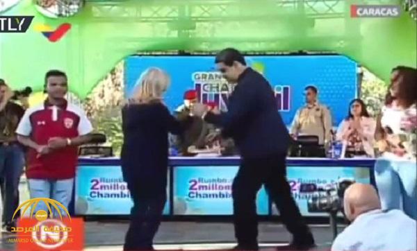 شاهد .. الرئيس الفنزويلي يطبل ويرقص مع زوجته أمام أنصاره