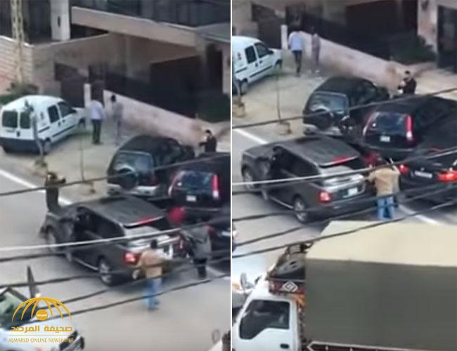 شاهد.. مسلحون يطلقون النار ويختطفون رجلا في وضح النهار في "بيروت"