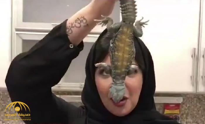 بالفيديو : فتاة سعودية تقدم  وجبة  " ضب مطبوخ بالكبسة"  لزميلاتها دون معرفتهن.. شاهد ردة فعلهن !