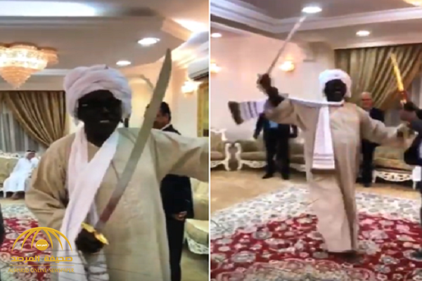 مرتديا العمامة السودانية.. شاهد: والد "المعز علي" يرقص بالسيف احتفالا بفوز المنتخب القطري!