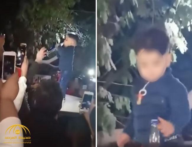 شاهد.. عراقي يسقي طفله  مشروب "العرق المسكر"  احتفالا برأس السنة ببغداد!