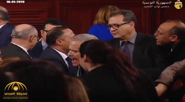 أثناء مناقشة مشروع قانون الأمن الاجتماعي.. شاهد .. مضاربة داخل مجلس النواب التونسي!