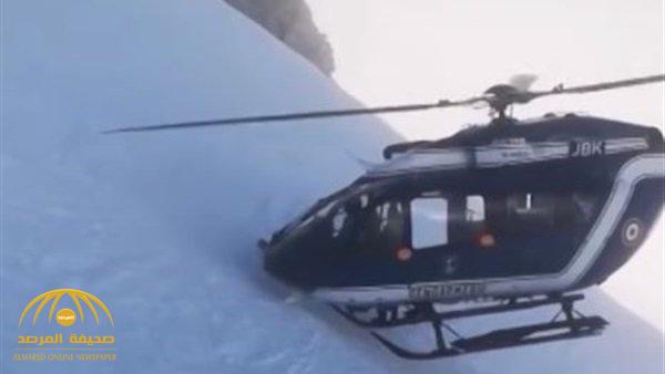 شاهد.. طيار فرنسي يغامر بحياته لإنقاذ مصاب فوق جبال الألب بطريقة خطيرة!