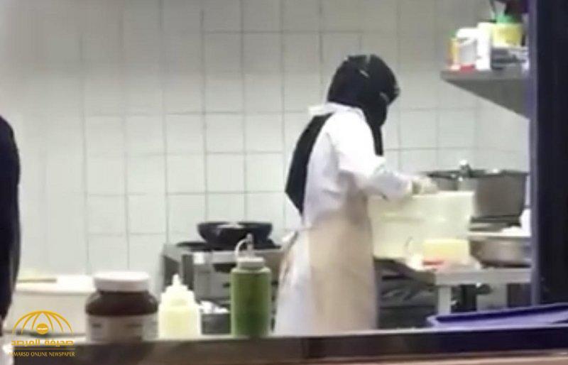 شاب يغافل فتاة سعودية تعمل في مطعم ويصورها دون علمها .. ومطالبات بالقبض عليه لانتهاك الخصوصية