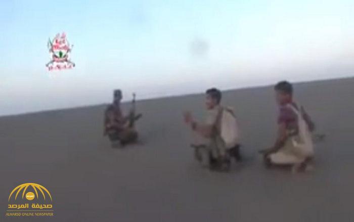 شاهد بالفيديو: لحظة استهداف مصور قناة المسيرة الحوثية بإحدى جبهات اليمن!