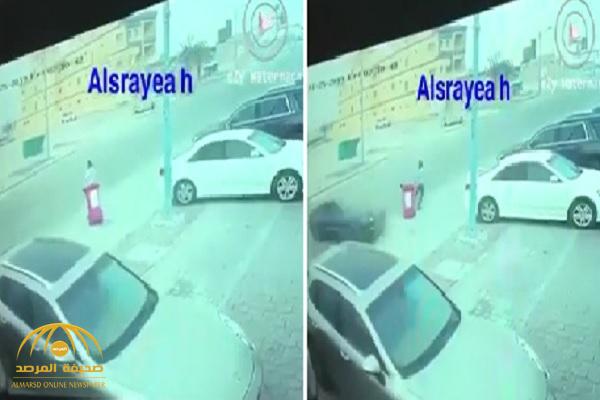 شاهد.. ”فيديو يحبس الأنفاس“.. لحظة دهس عامل نظافة في الكويت تحت عجلات سيارة ”مفحط“