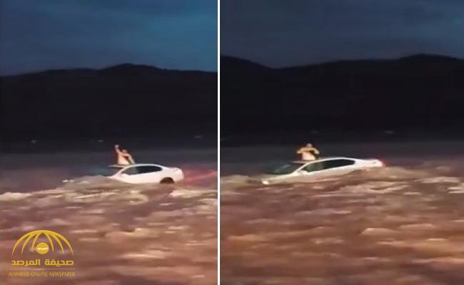 شاهد : سيارة تبحر في سيول تبوك وبداخلها شاب .. وصدفة تنقذه من الموت !
