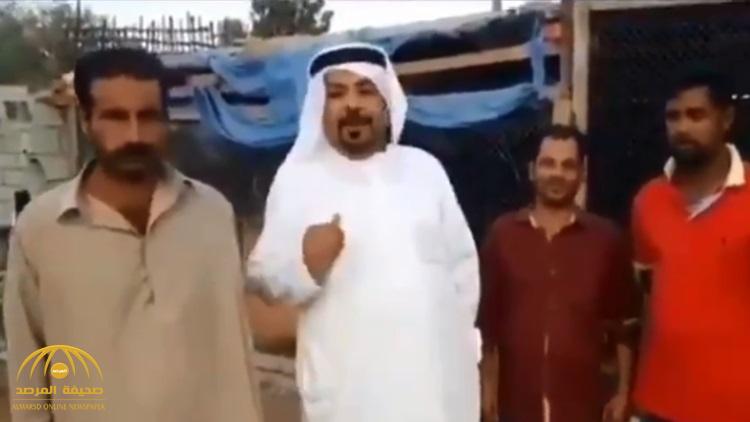 شاهد : فيديو جديد للمشجع الإماراتي الذي حبس هنودا في أقفاص حيوانات .. وهكذا برر فعلته
