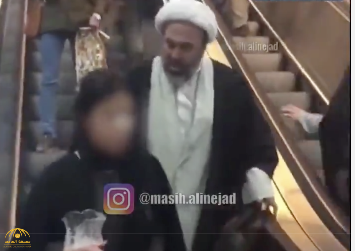 شاهد .. رجل دين إيراني "متسلط " يطارد سيدة في المترو .. والكاميرا كانت سلاحها !