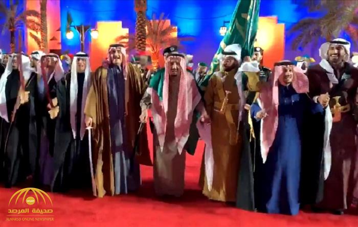 شاهد .. الملك سلمان يؤدي العرضة السعودية بعد تدشينه مشاريع تنموية بالرياض