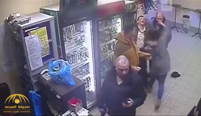 شاهد :بائعة روسية توجه ضربة قاضية لرجل مخمور داخل محل عملها!