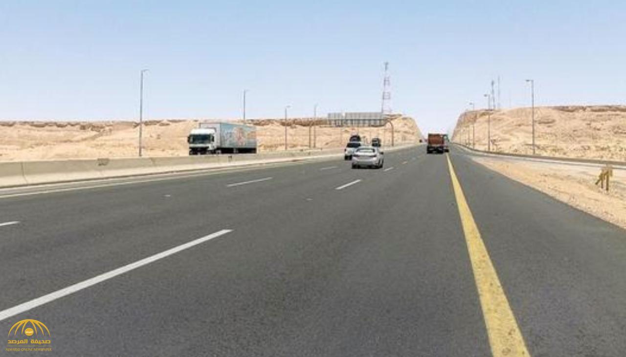 أراد تهريبهم إلى الرياض.. مواطن يقل 11 مخالفًا في مركبته وأثناء عبوره الطريق حدث ما لم يكن في الحسبان!