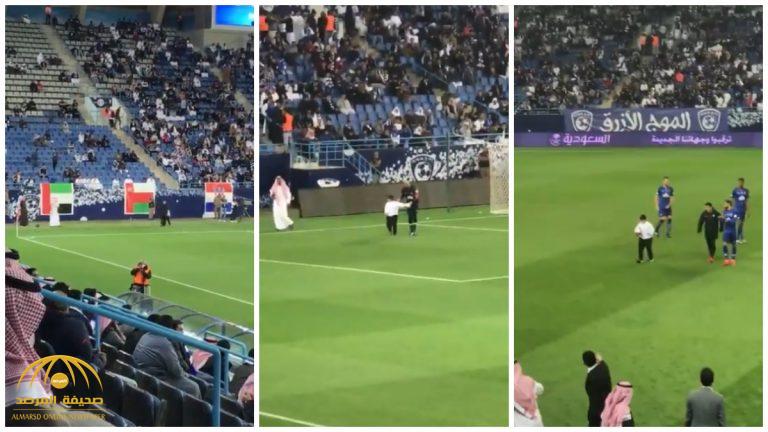 بالفيديو : طفل يقتحم الملعب ويؤخر مباراة الهلال والقادسية .. شاهد ردة فعل اللاعبين