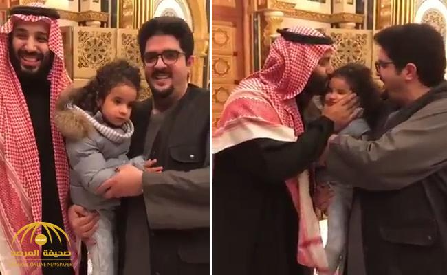 شاهد .. ولي العهد يزور الأمير عبدالعزيز بن فهد ويقبل ابنته الأميرة الجوهرة