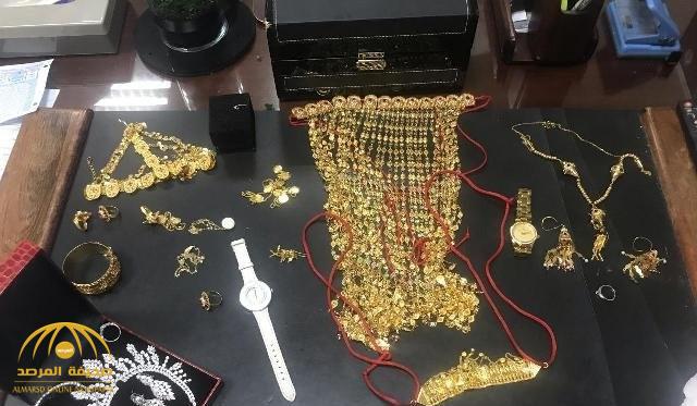شاهد : مواطن يعثر على حقيبة "مليئة بالمجوهرات" بالقرب من مطار الأحساء .. وهذا ما فعله بها