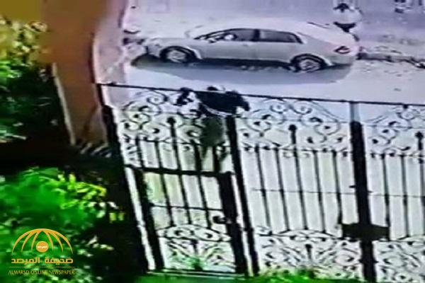 في زمن قياسي .. شرطة مكة تقبض على لص تسلق سور منزل مواطن وفضحته الكاميرات - فيديو