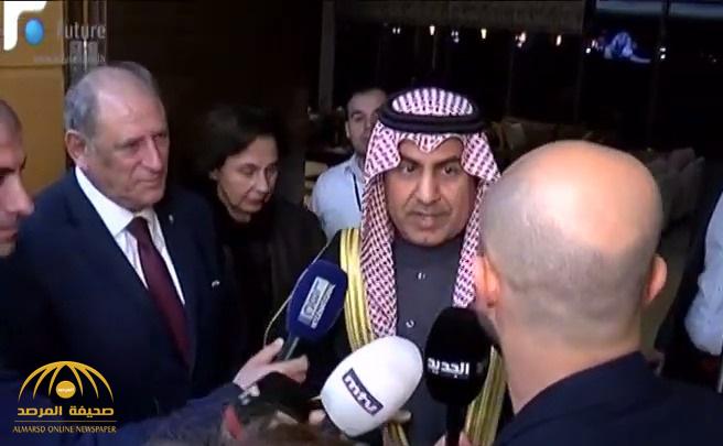 شاهد : تدافع الإعلاميين اللبنانيين على المستشار في الديوان الملكي "نزار العلولا" لحظة وصوله مطار بيروت