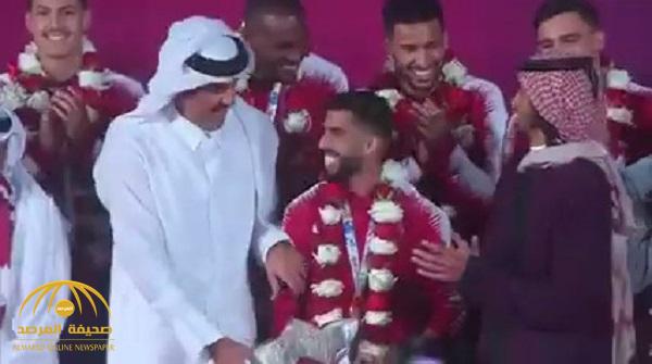 شاهد .. تصرف غريب من أمير قطر تجاه أحد لاعبي منتخب بلاده بعد الفوز بالبطولة !