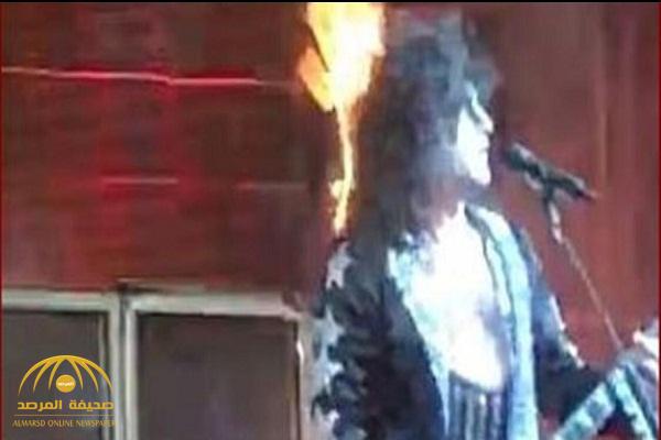 شاهد: اشتعال النار في شعر مغني أمريكي ... وتصرفه يصدم الجمهور!