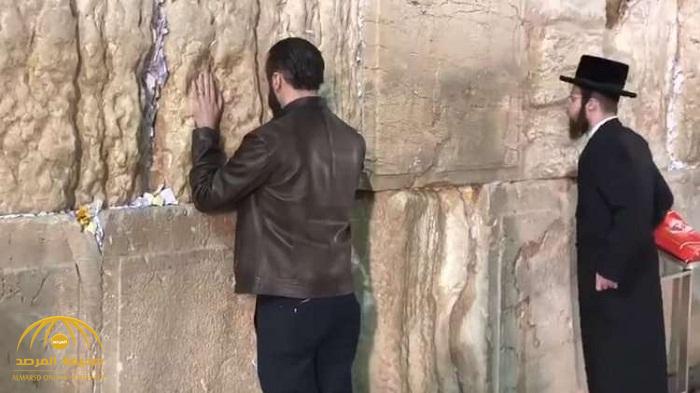 شاهد .. الفلسطيني الفائز برئاسة السلفادور يؤدي طقوسا يهودية عند حائط البراق!