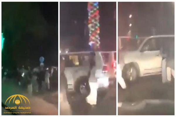 شاهد: مضاربة جماعية عنيفة بين مراهقين بالسكاكين في الكويت