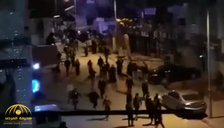 شاهد.. بالفيديو اشتباكات كبيرة بين أتراك وسوريين في أحد أحياء اسطنبول !