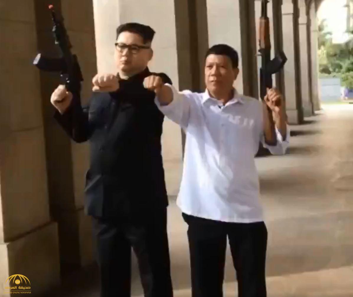 شاهد : زعيما كوريا الشمالية والفلبين يتجولان في هونغ كونغ بالأسلحة الرشاشة