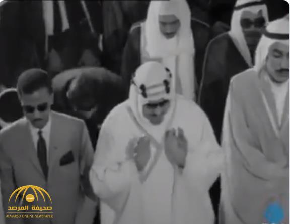 فيديو نادر.. شاهد: الملك الراحل "سعود" يصلي في أحد مساجد اليونان مع 3 من أبنائه