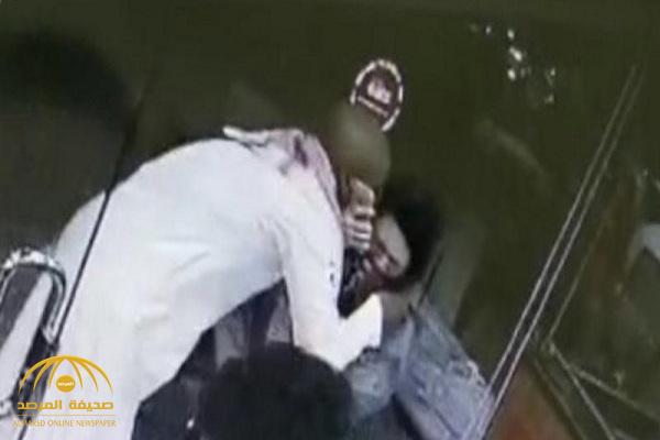 شخص يغافل امرأة ويتحرش بها داخل مطعم في الرياض.. والشرطة تلقي القبض عليه وتكشف عن جنسيته!