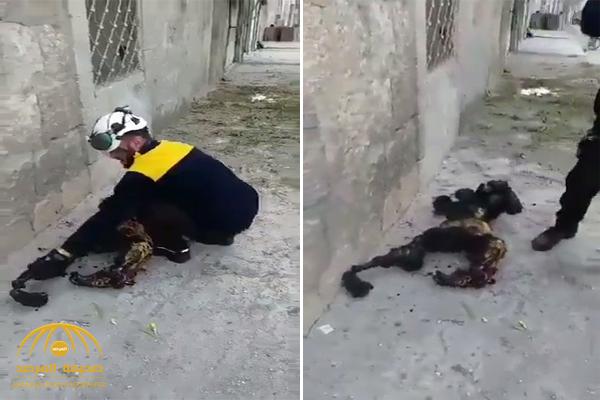 مشهد صادم .. قذيفة أطلقها النظام السوري تحوّل طفل إلى جثة متفحمة في إدلب - فيديو