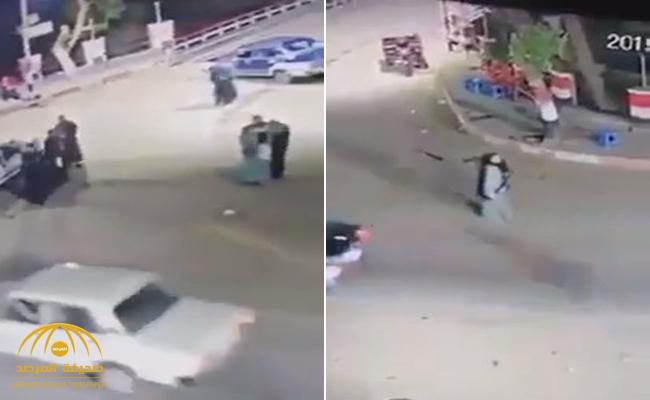 مصر : شاهد .. صعيدي مسلح يرتكب مجزرة ويقتل 4 أشخاص بعد تعديهم على شقيقته في سوهاج!