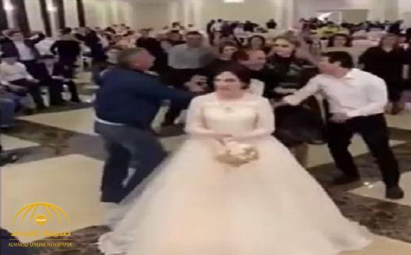 شاهد .. باقة زهور عروس تشعل معركة في حفل زفاف