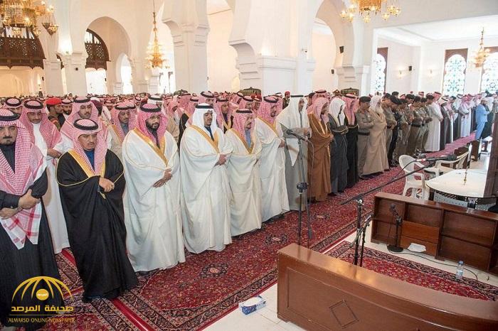 بالصور .. أمير الرياض ووزير الداخلية يؤديان صلاة الميت على سعود الهلال