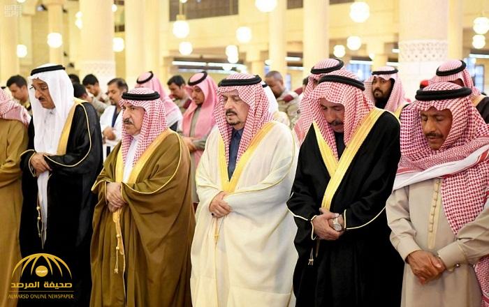 بالصور: أمير الرياض يؤدي صلاة الميت على الأميرة جواهر بنت فهد