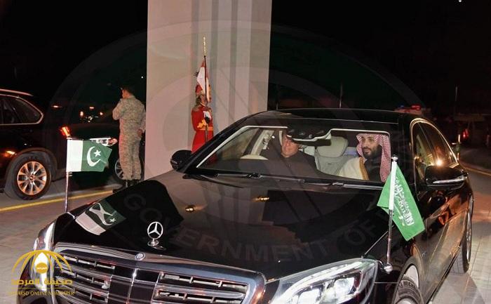 شاهد : رئيس وزراء باكستان يقود السيارة بنفسه مصطحبًا معه  ولي العهد