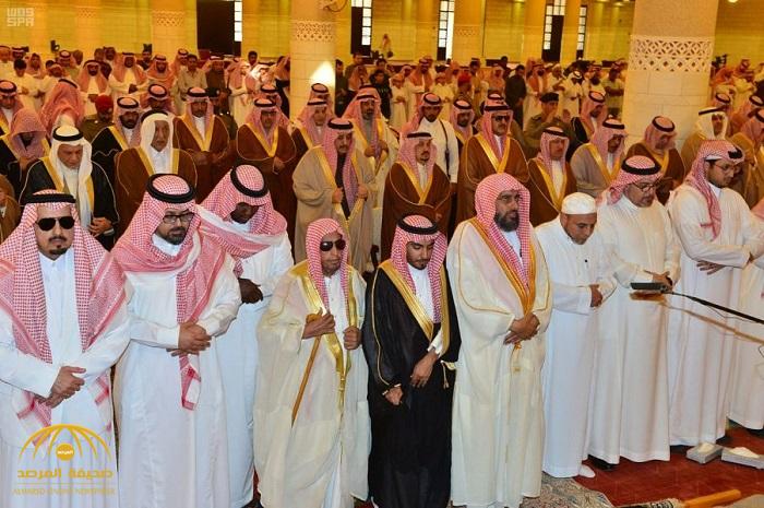 بالصور : الأمراء يؤدون صلاة الميت على الأميرة البندري بنت عبدالرحمن