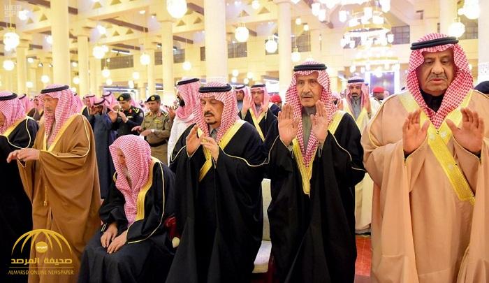 بالصور : أمير الرياض يؤدي صلاة الميت على الأمير فيصل بن بدر