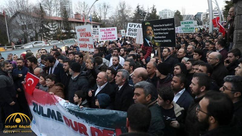 بعد أيام من توبيخه.. مؤسسة تديرها عائلة أردوغان تنظم مظاهرة أمام سفارة مصر وتهتف بهذه الكلمات!