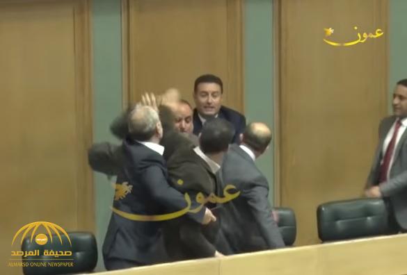 البرلمان الأردني يتحوّل إلى حلبة مصارعة.. شاهد: اشتباكات بالأيدي وزجاجات متطايرة!